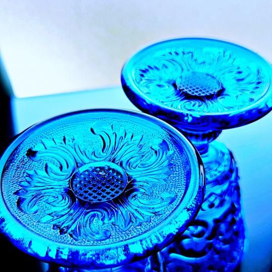 豪華なオールドバカラ アラベスクの青いワイングラス中【1840年