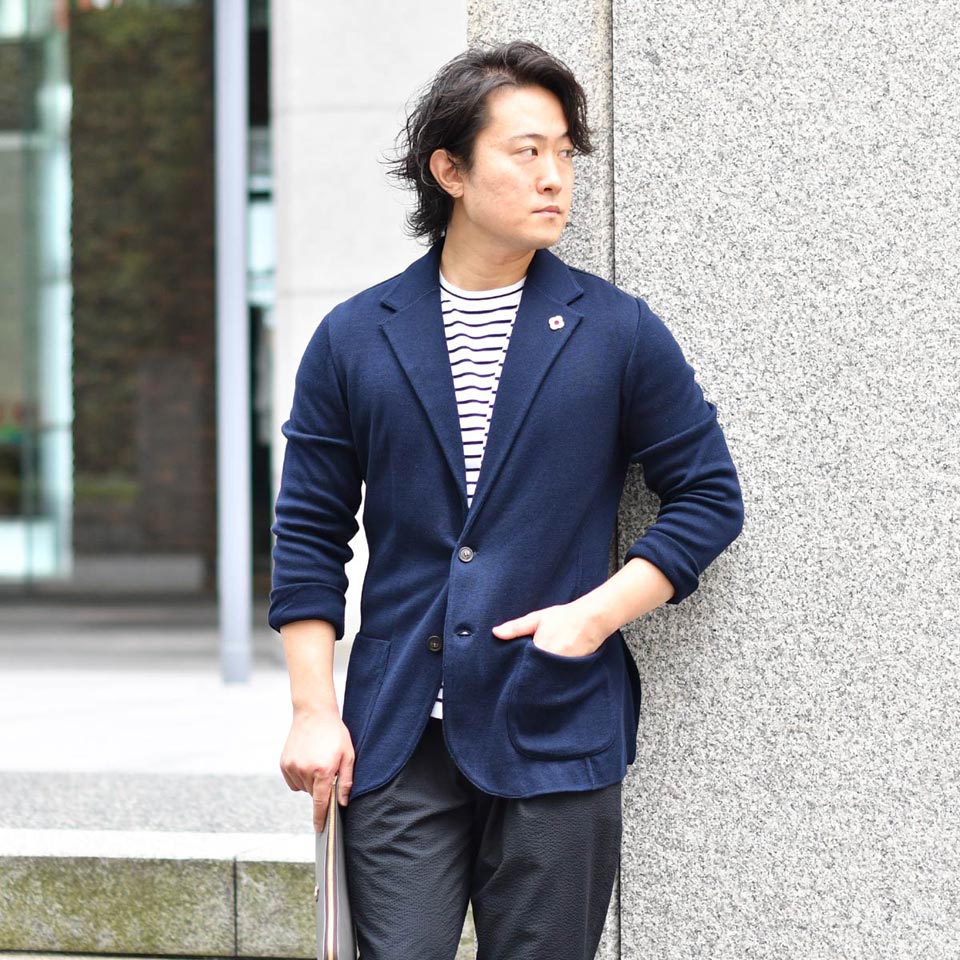 洗練されたニットジャケットで、リラックス×エレガンスを纏うコーデ