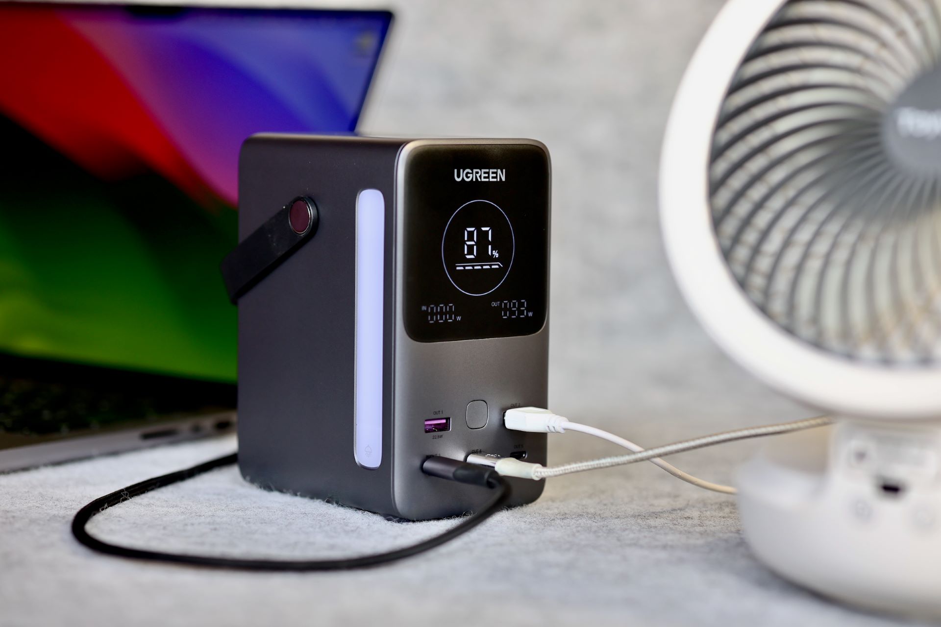 地震で停電もこれで安心!? デカすぎるモバイルバッテリーが日常でも