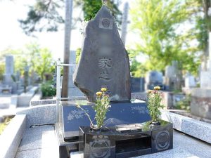 根府川石の自然石のお墓の外柵リフォーム。富士山と桜の花、都立多摩