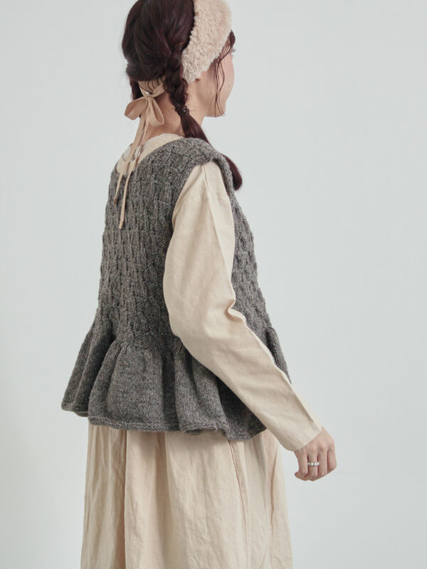 セール】 【ペルーニット】裾フリル前後着ベスト（オフホワイト