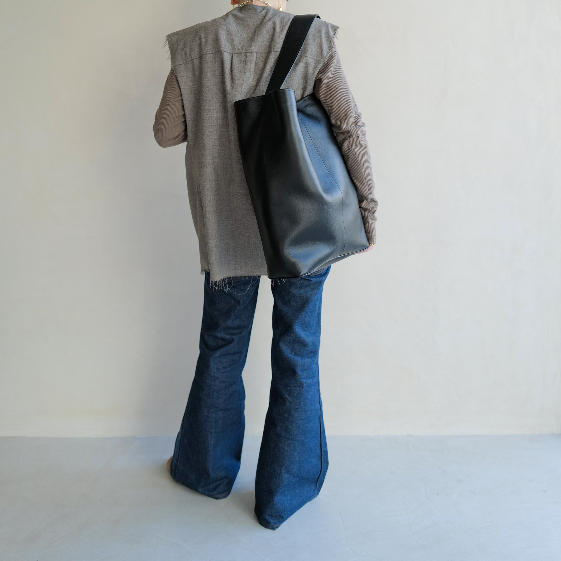 MARY BUCKET SHOULDER MM / RAPTO FLEX｜上品レザーの軽量ワン