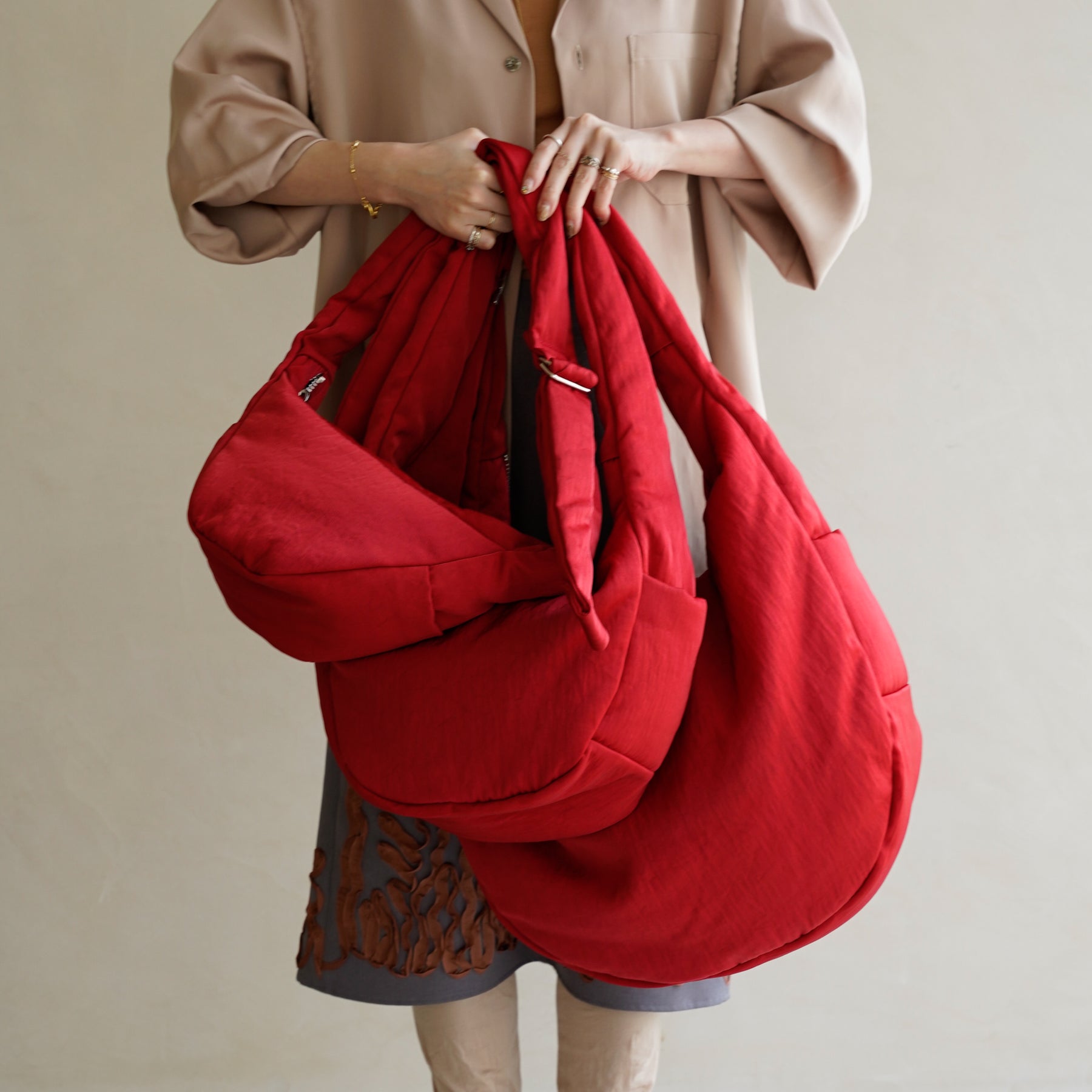 ANNIE PUFFER BIG MOON BAG / CERATO BRIGHT｜中綿入りナイロン