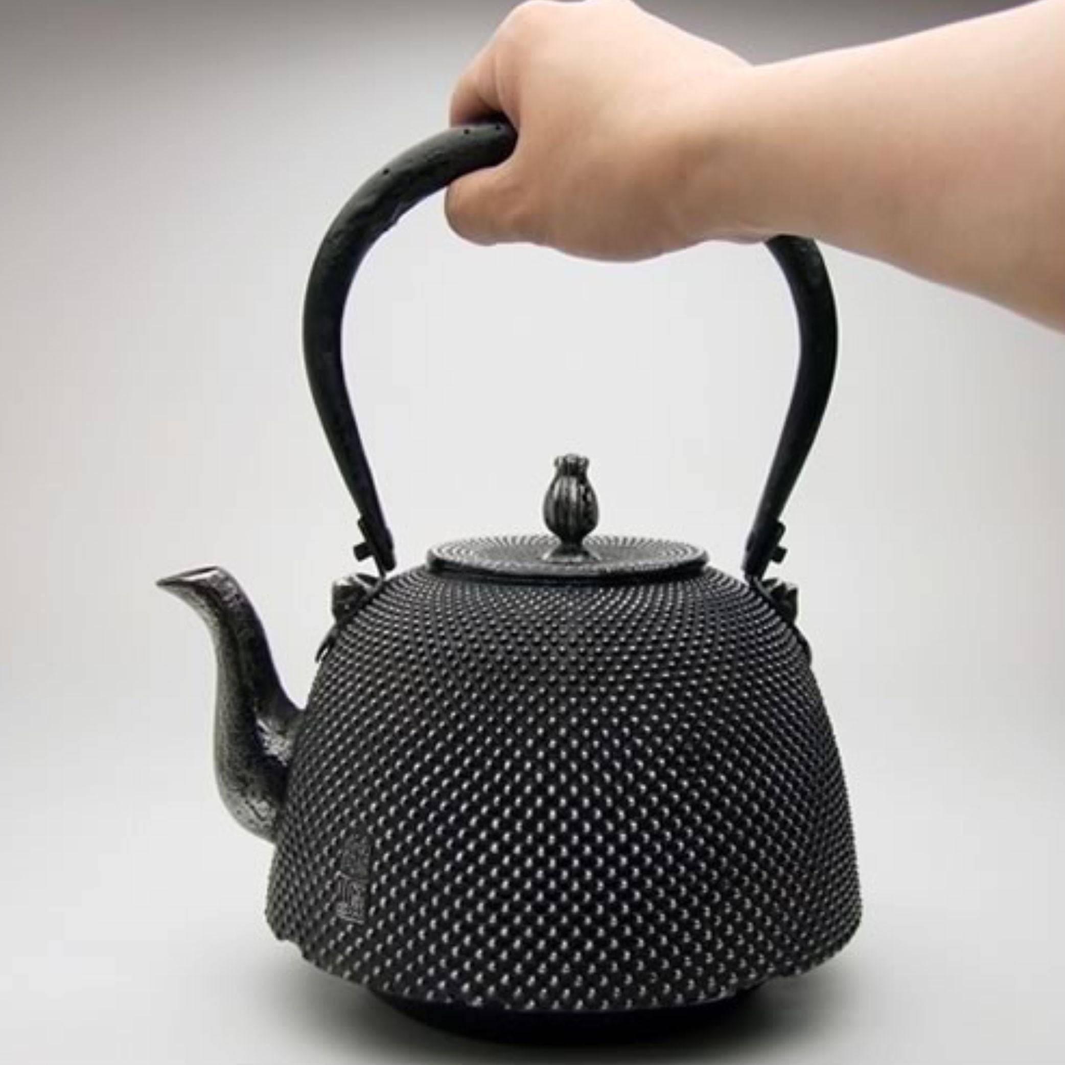 南部鉄器 砂鉄製鉄瓶 | 南部型 霰 | 2L | 薫山工房