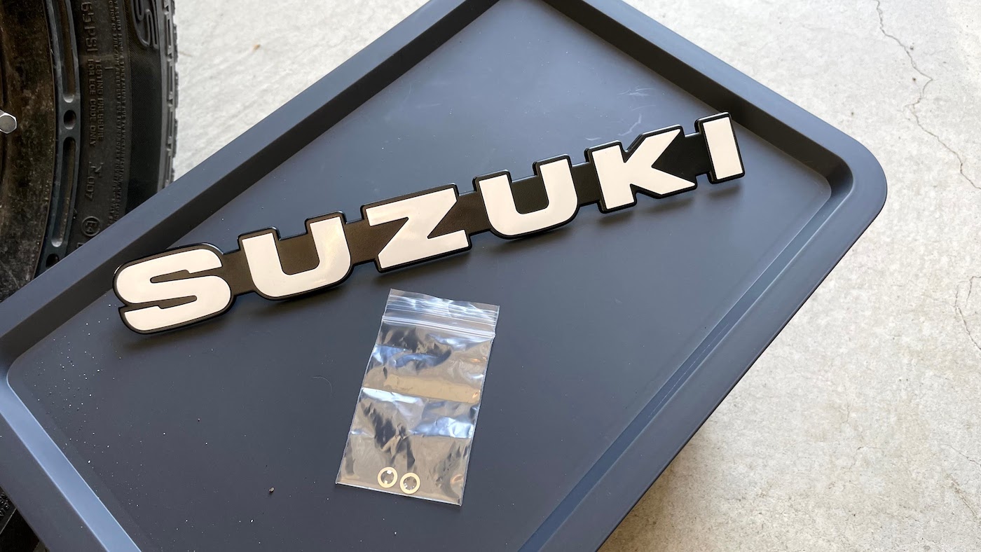 フロントグリルにSUZUKI純正エンブレム装着｜ジムニーJB23 - JIMNY