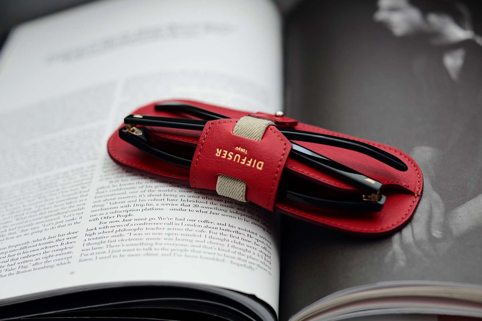 アイウェア収納を、コーディネートする。DIFFUSER新作薄型メガネケース