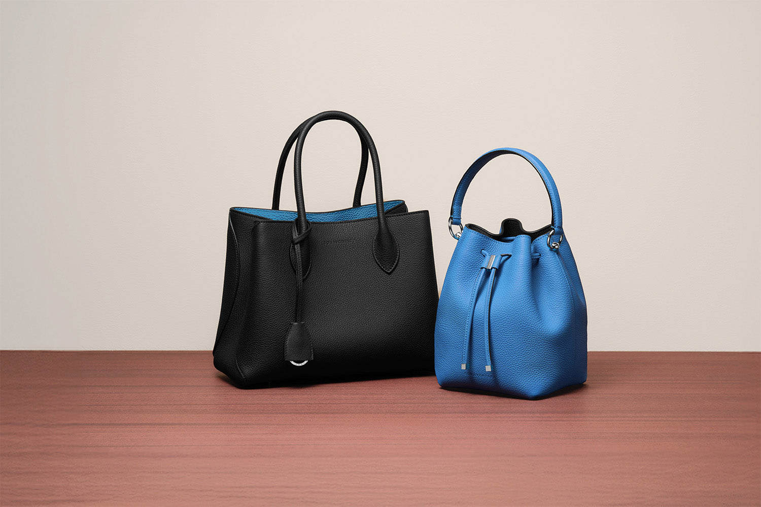 上質なレザーのスマホ（iPhone 17 Pro Max）ケース – イタリア(ミラノ