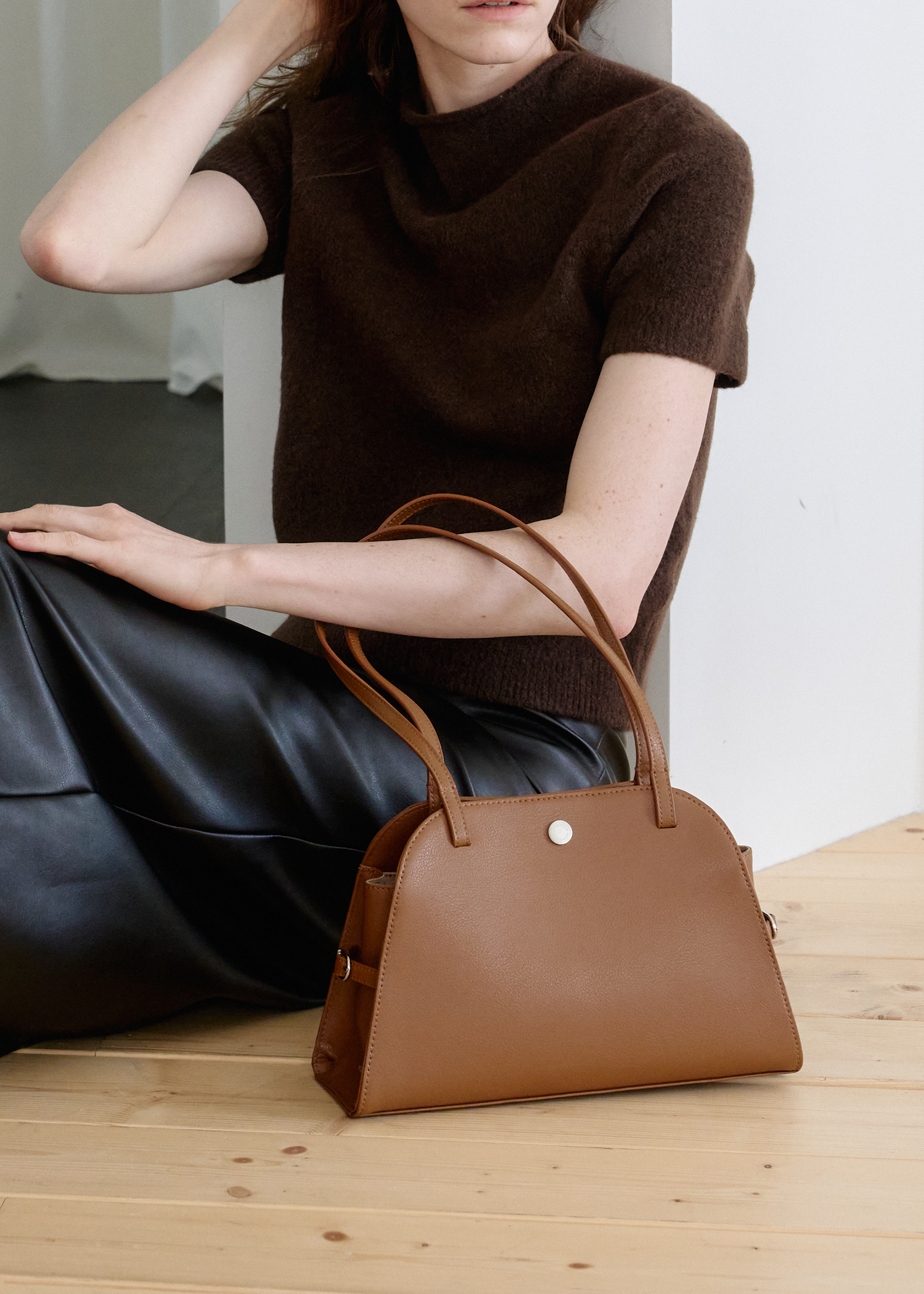 MONOROW: 現代的なミニマルなトートバッグ