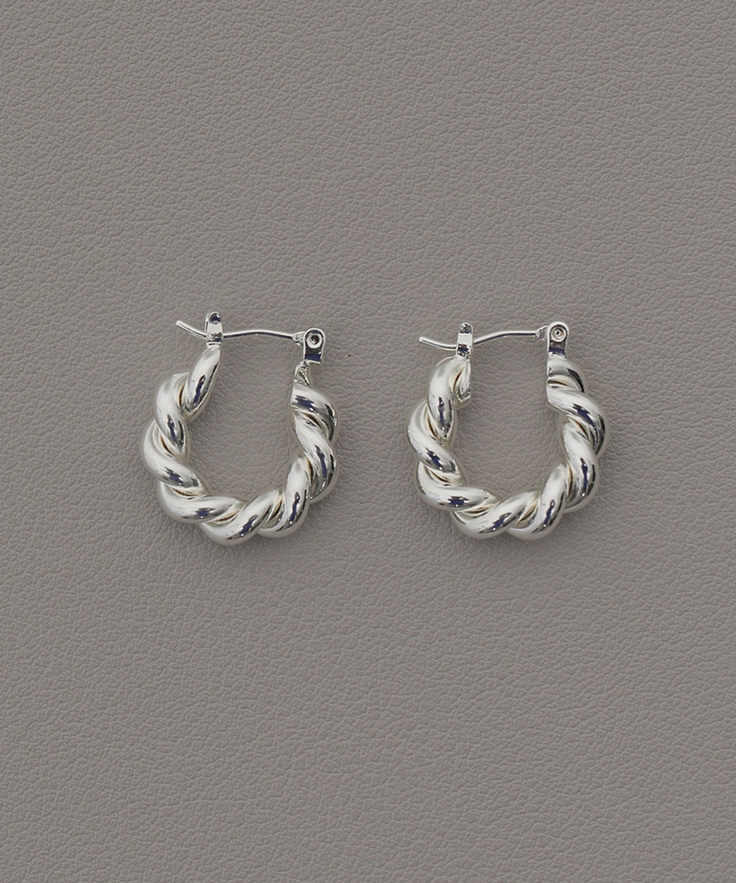 デザイン ツイスト フープピアス