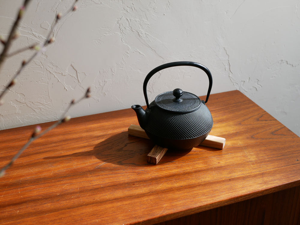 岩鋳＞鉄瓶7型アラレIH対応(内面釜焼) – カチモ | カチあるモノで価値