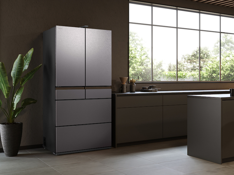 日立、カメラ付きの大容量スリム冷蔵庫。買い物しながら庫内をスマホで