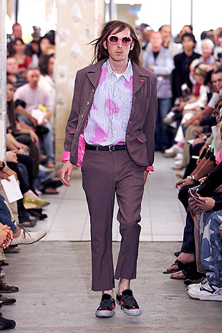 2005 SS COMME des GARCONS HOMME PLUS ピンクのメガネ越しに見える