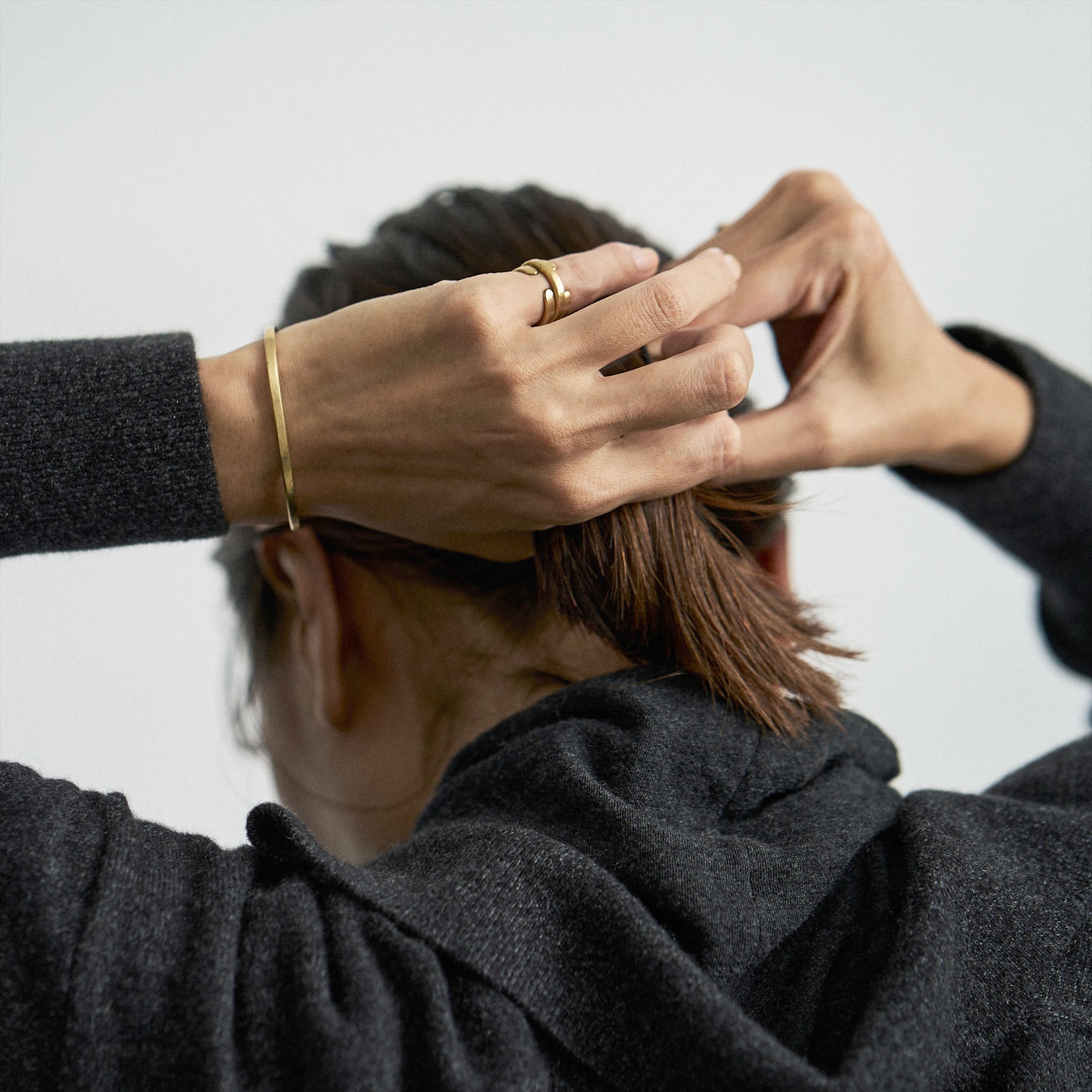 手首の研究家】【K18ゴールド素材のバングル】 トレンドのその先へ