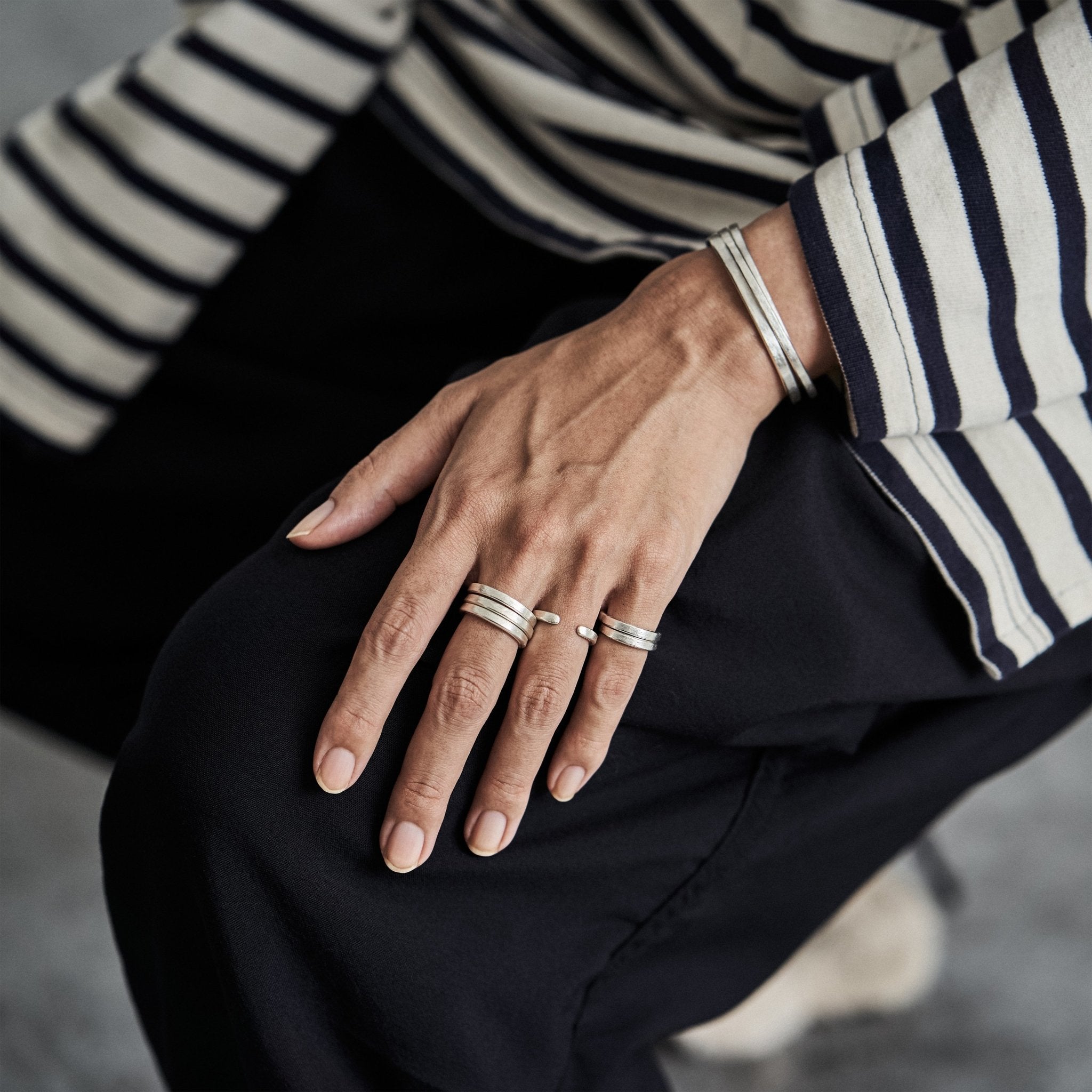 手首の研究家】【シルバー素材バングル】トレンドのその先へ