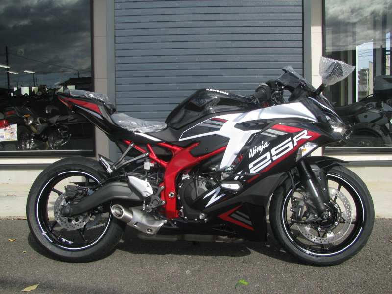 新車 カワサキ Ninja ZX－25R SE ブラック／ホワイト