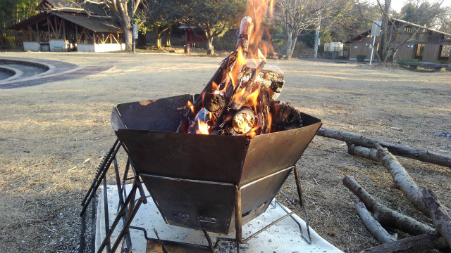 キャプテンスタッグの焚き火台「ヘキサ ステンレス ファイアグリル」は