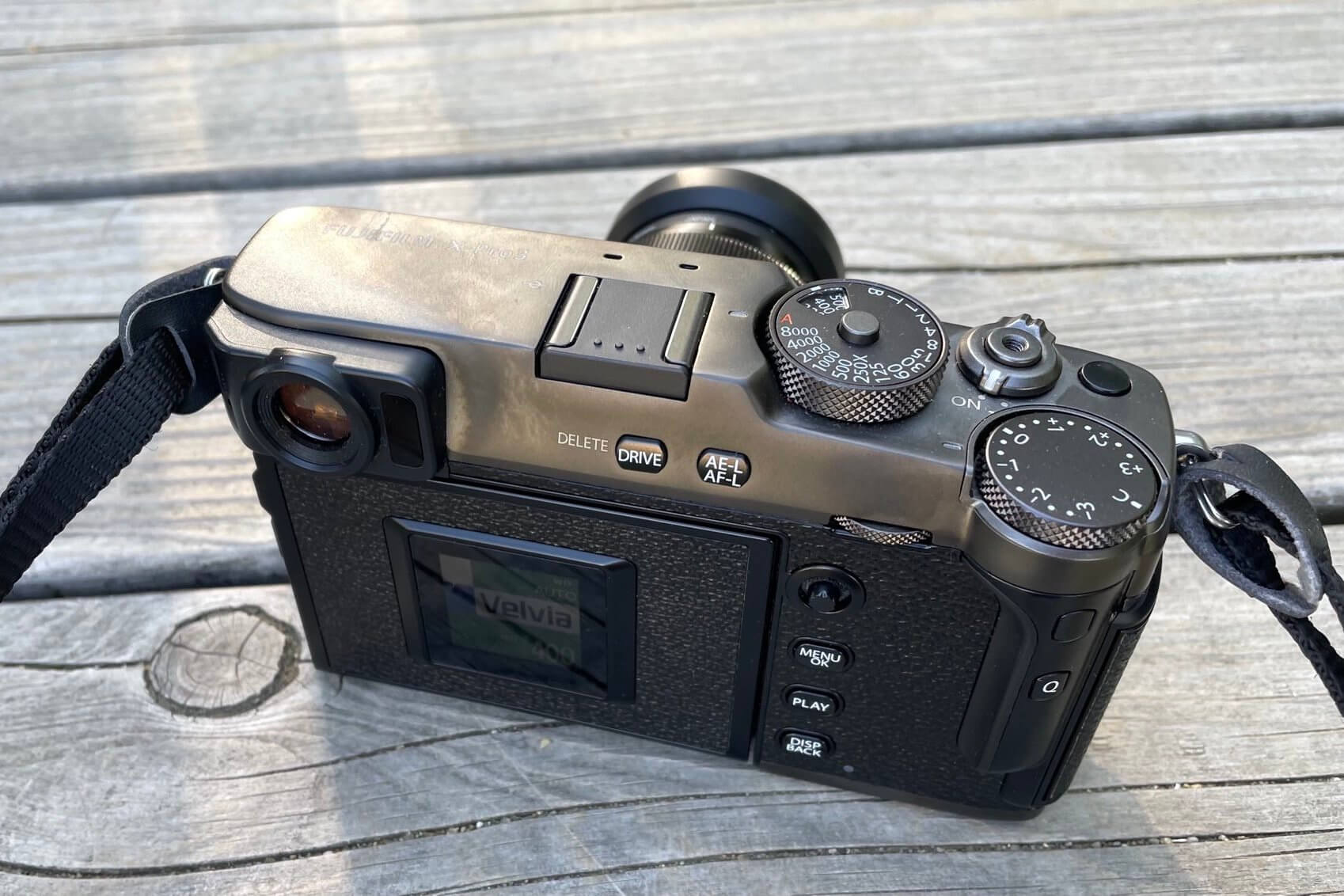 ブラックに見えたりシャンパンゴールドに見えたり。X-Pro3のDRブラック