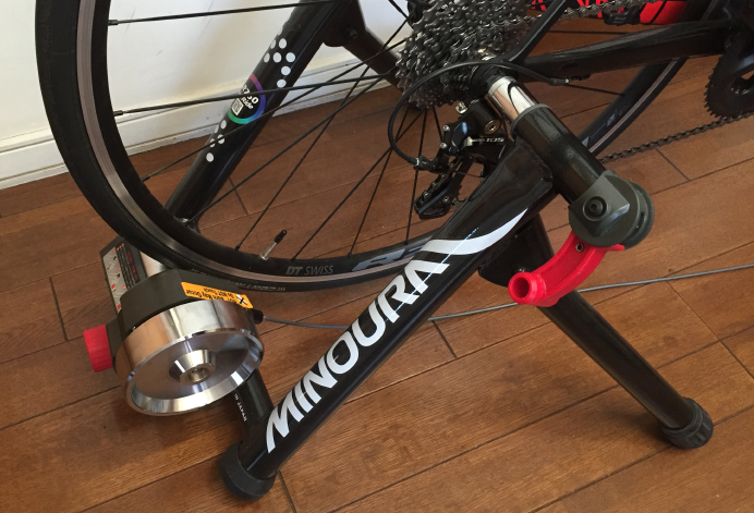 ロードバイク室内トレーニングに固定ローラー台「MINOURA(ミノウラ