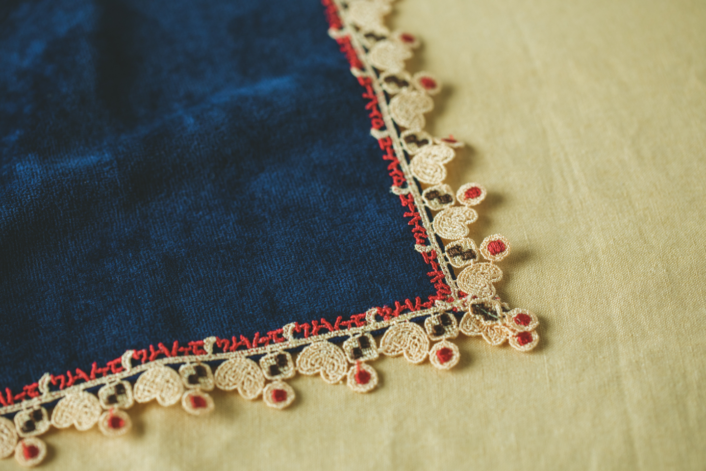 ユーハイム」と「近沢レース店」がコラボ！ビスケット柄のレースタオル