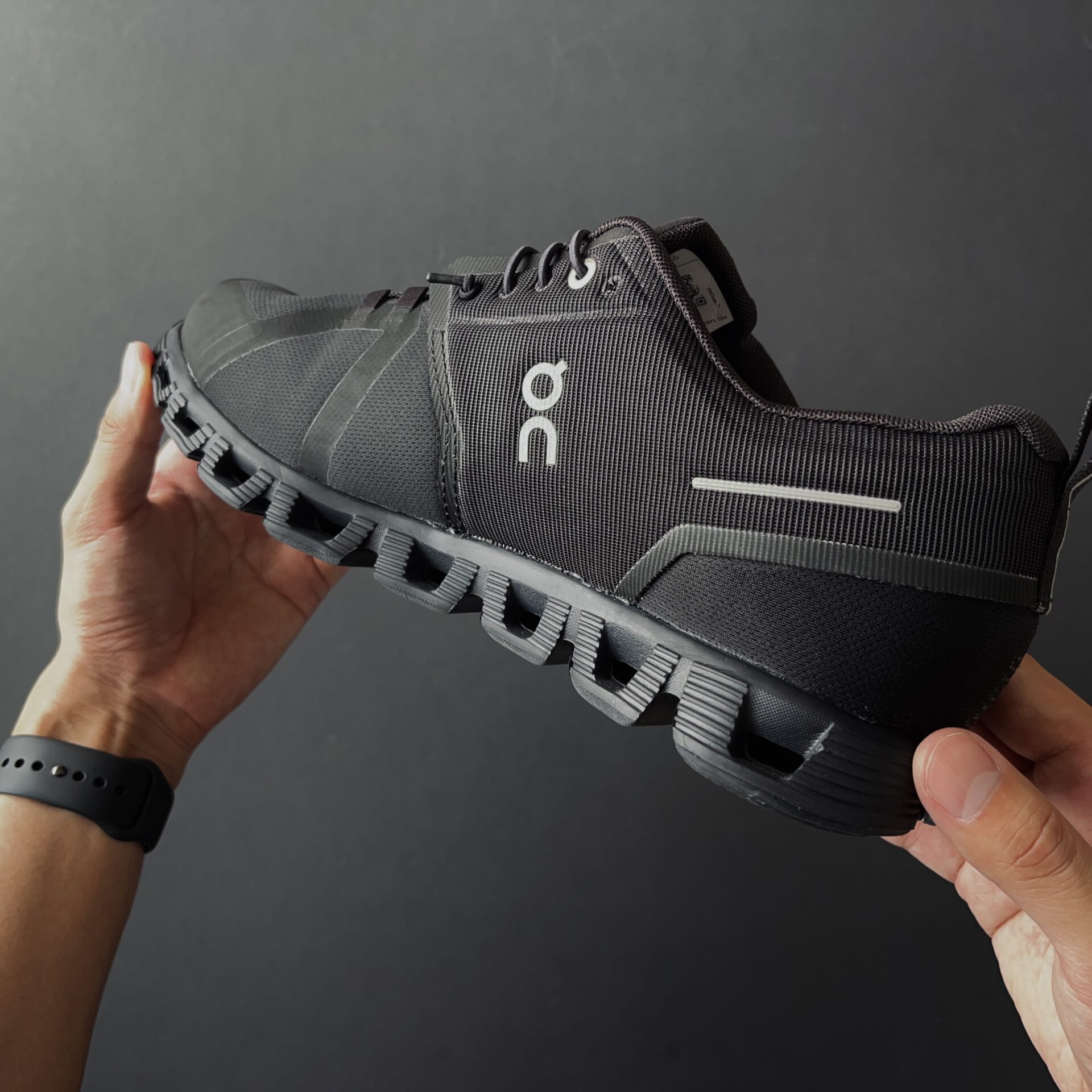 On】Cloud 5 Waterproof レビュー。普段使いしやすい防水ランニング