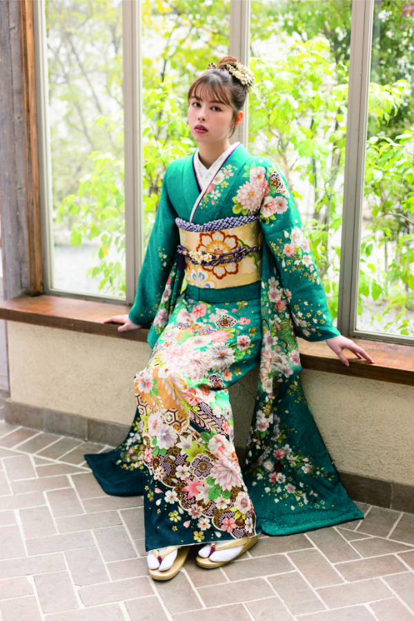 ターコイズブルーに白基調の小花柄が愛らしい印象の振袖〈No.F7-52