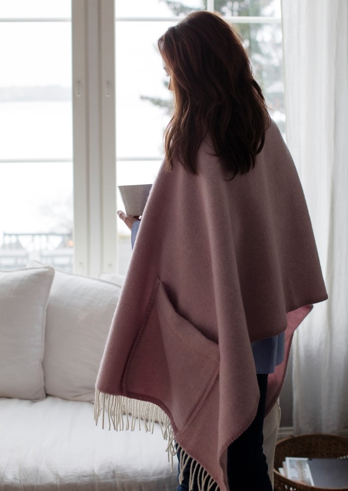 ARVO pocket shawl（white-rose） – LAPUAN KANKURIT（ラプアンカンクリ）