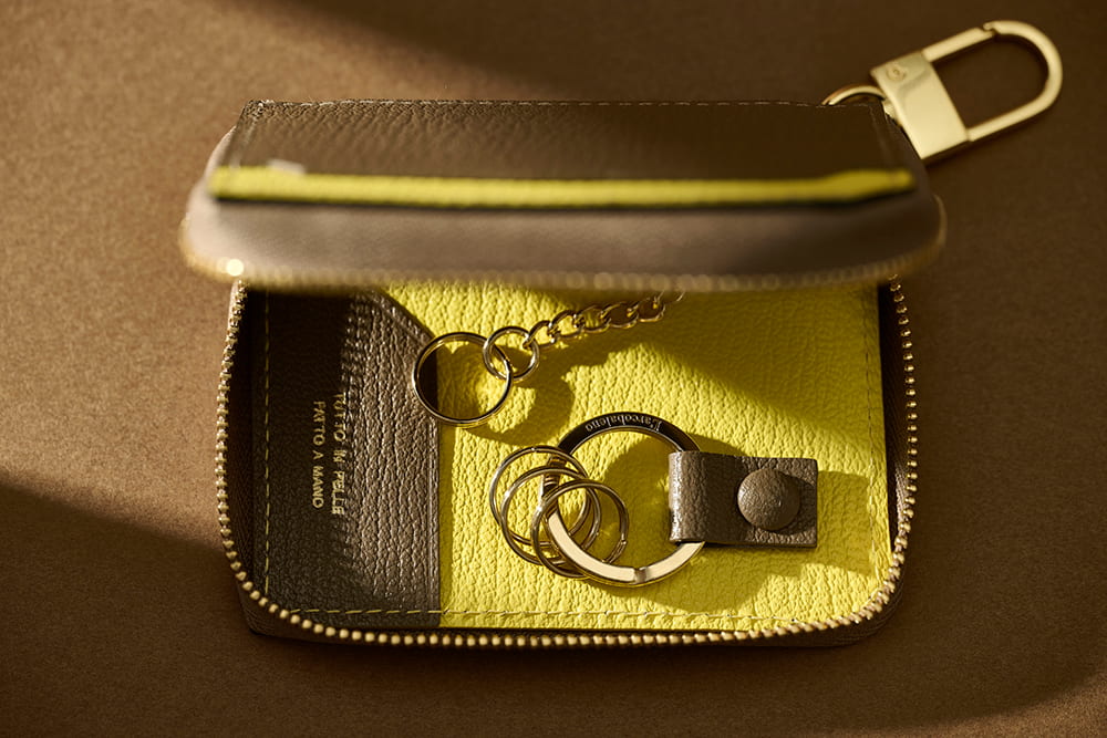 日常の鍵とカード、ひとつにまとめる安心感。スマートWキーケース