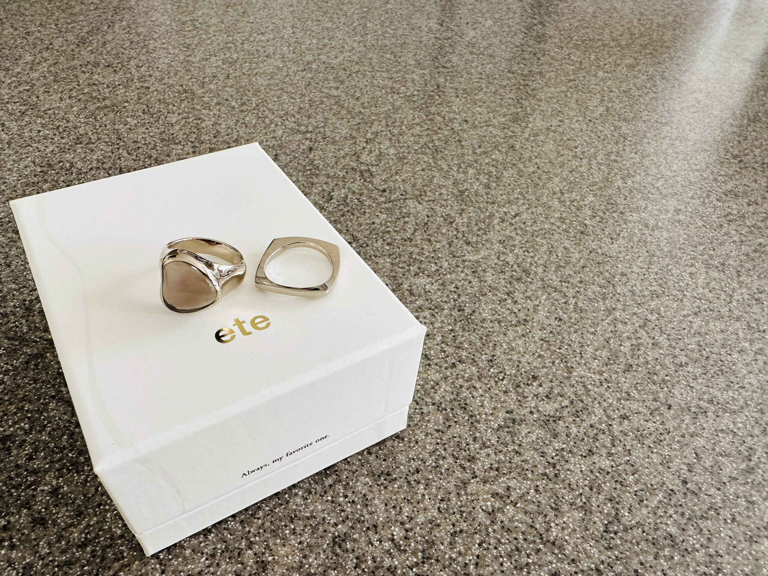 ete/ロウブラウンゴールド】秋につけたいアクセサリー | LEE