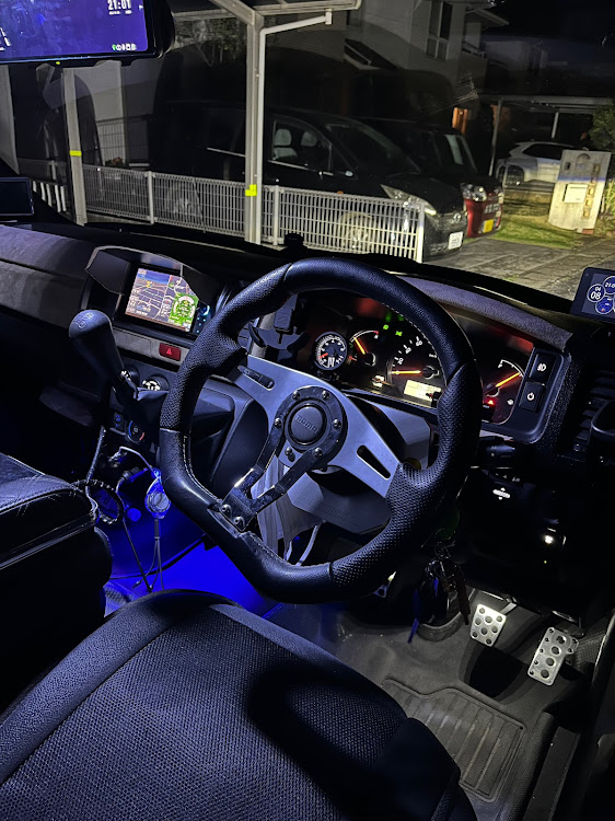 ハイエースバンのMOMO Trek-R・MOMOステアリング・MT・夜間作業