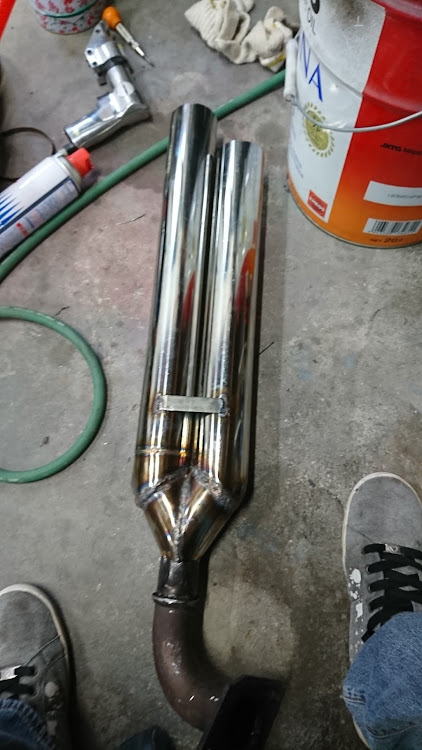 レガシィB4のワンオフマフラー・マフラー制作・4本だしびんびん