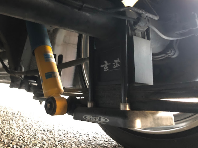 ハイエースのハイエースワイド・4インチブロック・ローダウン・玄武・D