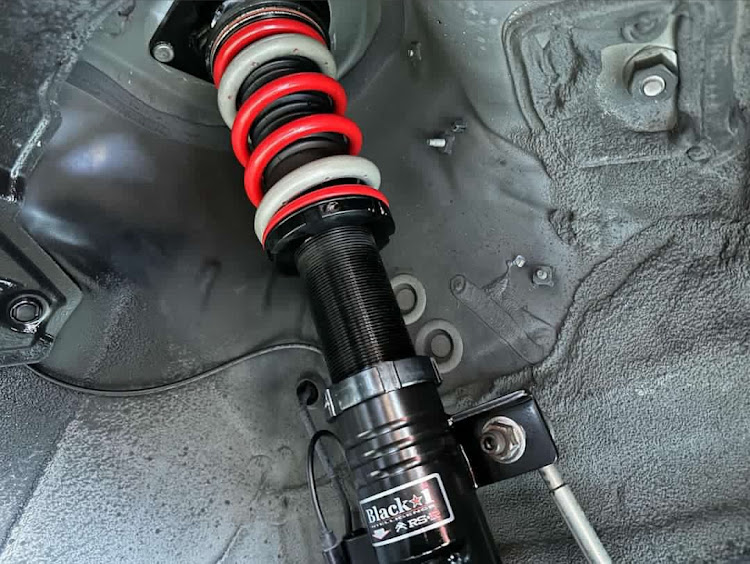 ハリアーの雨の後・魅惑のダンジョン・車高調新調・RSRブラックアイ