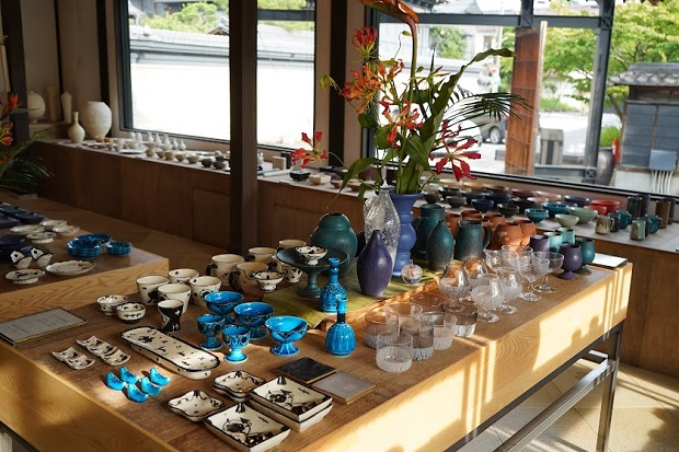 受け継がれた伝統の美濃焼を 現代のスタイルに合わせて楽しめる。 本町