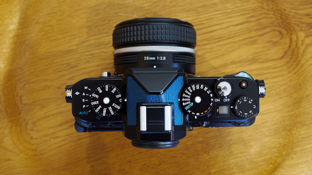 Nikon Zf 外観レビュー｜ソニーα9とのサイズ比較、張替情報も