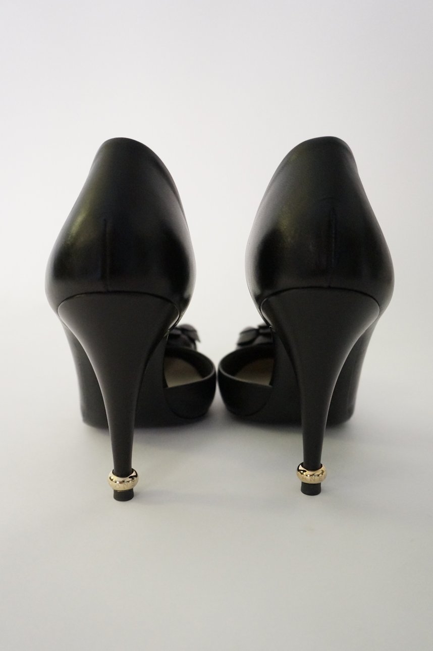 Rental Little Black Dress ten. / シャネル カメリアレザーパンプス