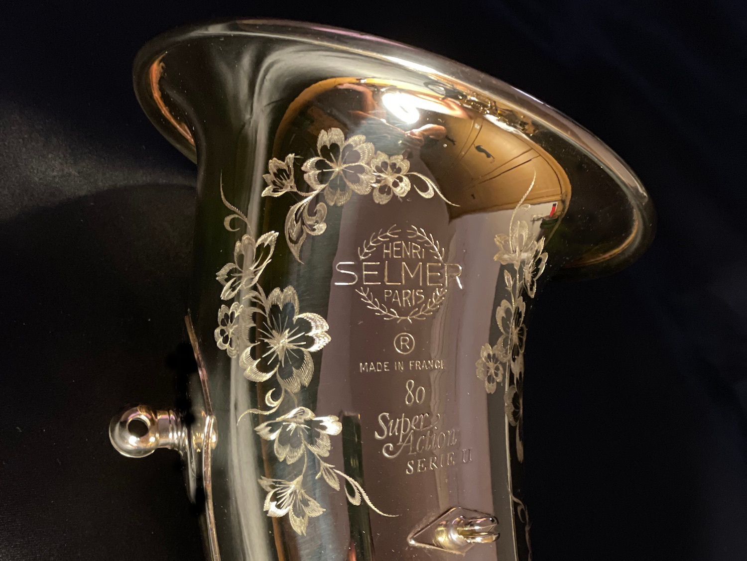 アルトサックスに彫刻。満開の桜の中を蝶が舞う。 | LOVE & HAPPINESS