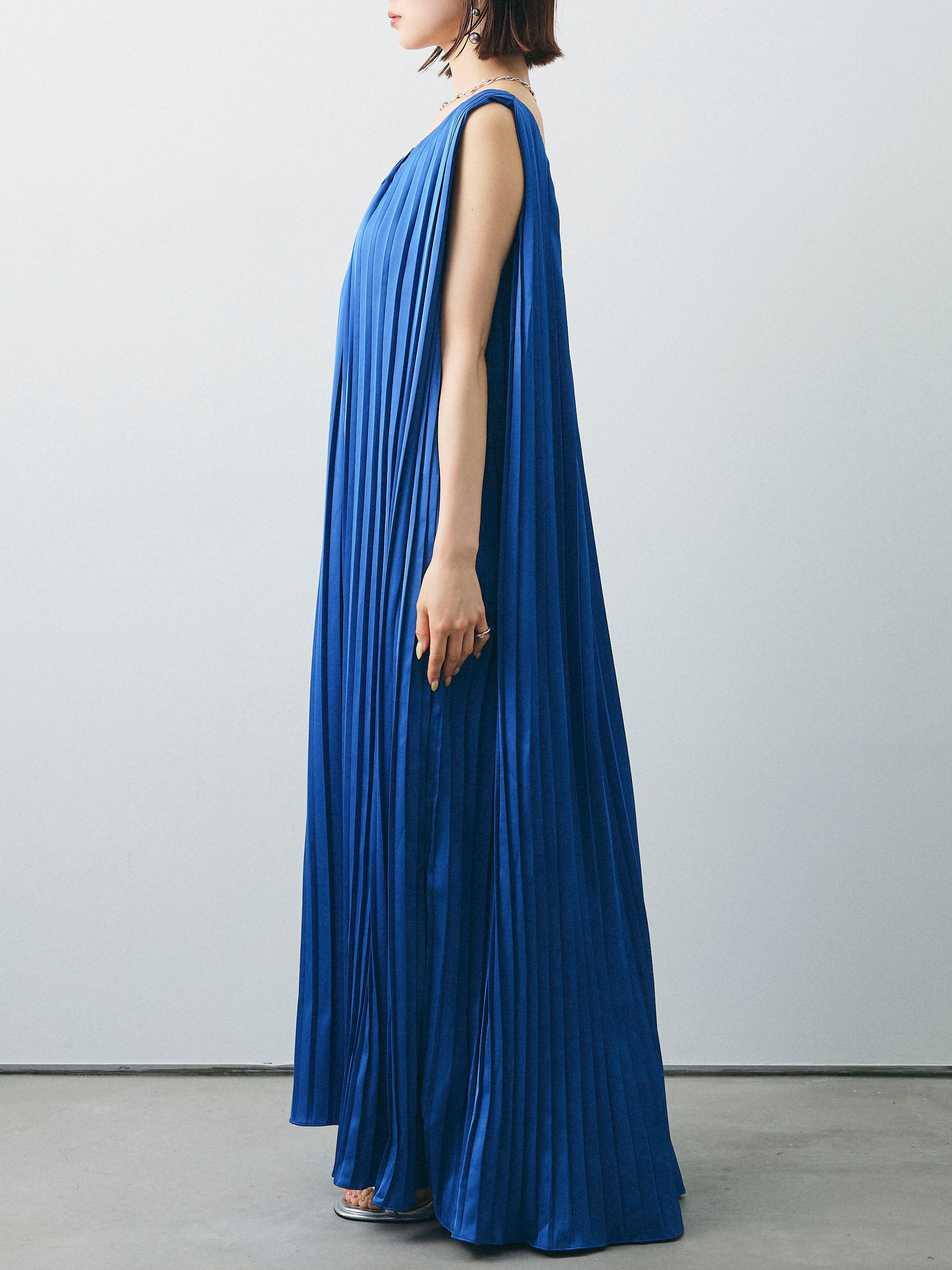 予約]サテンプリーツVネックワンピース/ブルー – Lumier