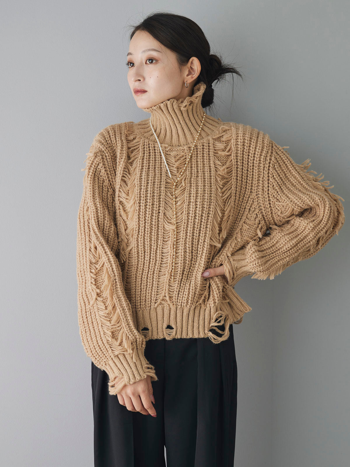 予約]ハイネックダメージケーブルニット/ベージュ – Lumier