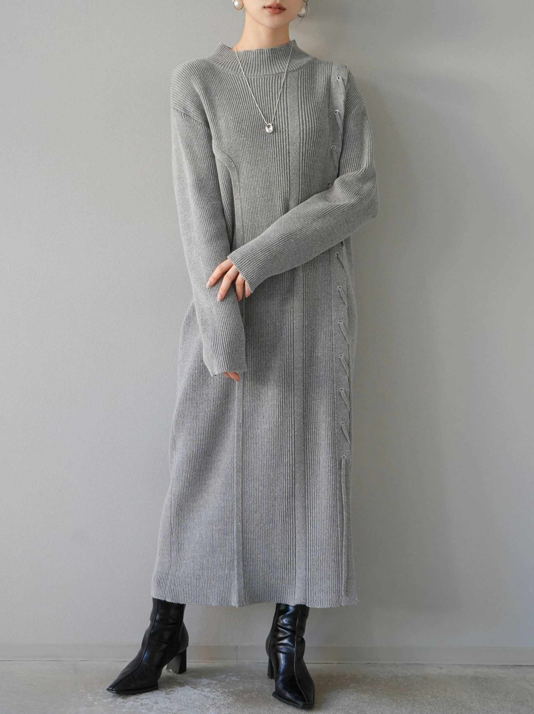 予約]アシンメトリーレースアップハイネックニットワンピース/グレー