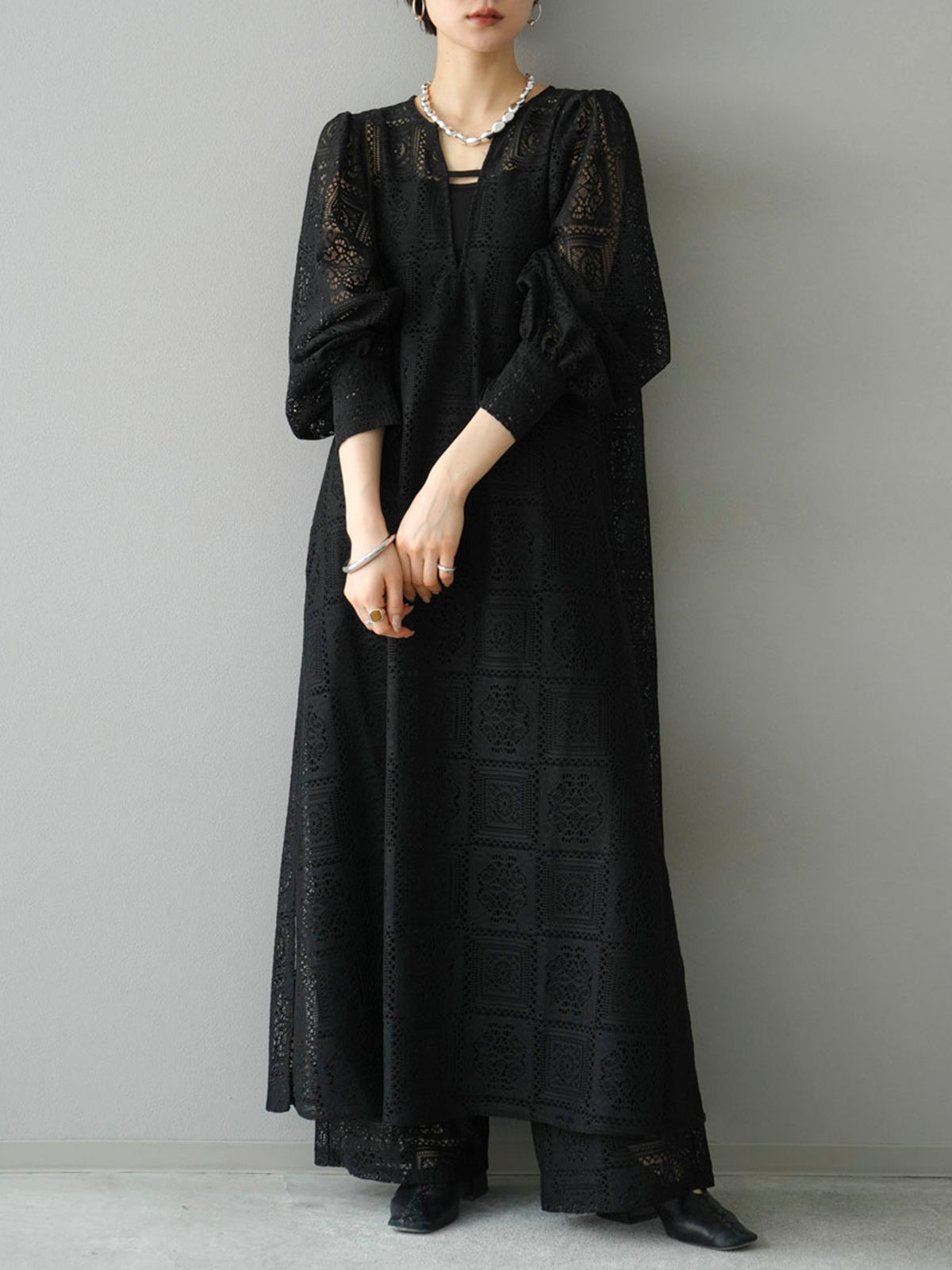 予約]ブロックレースボリュームスリーブワンピース/ブラック – Lumier