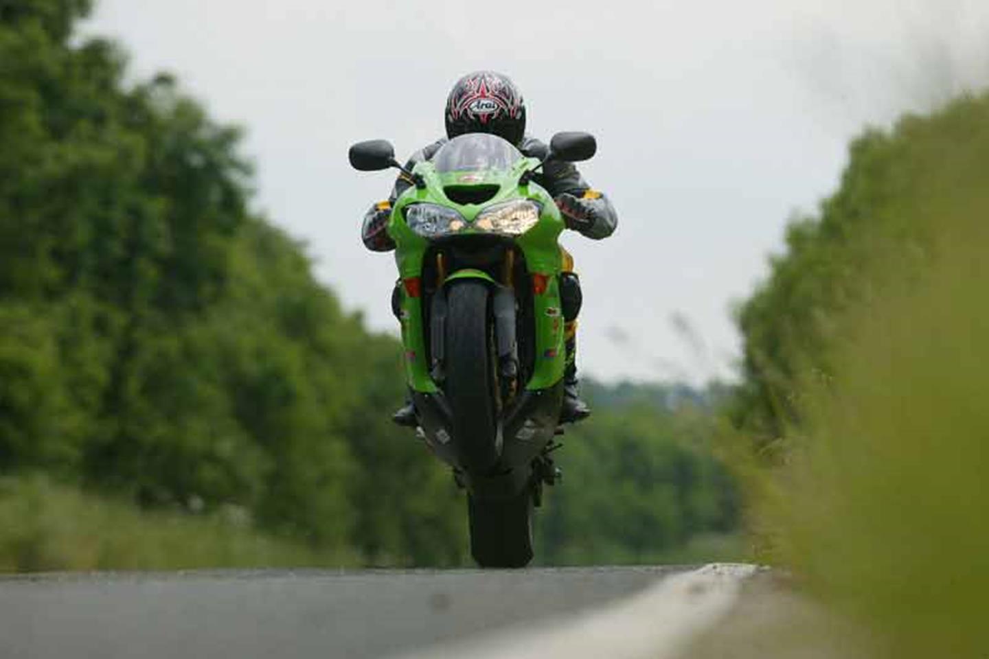 KAWASAKI ZX-10R (2004-2005) Review | Specs & Prices