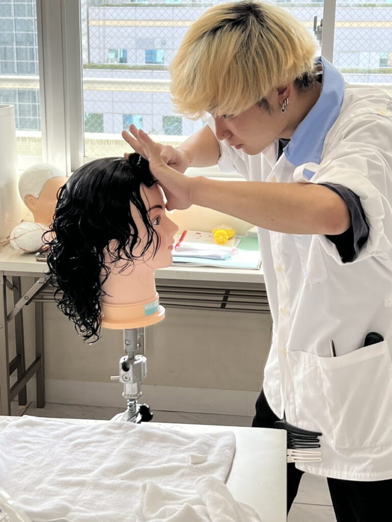 MANOの授業② フィンガーウェーブ - 真野美容専門学校