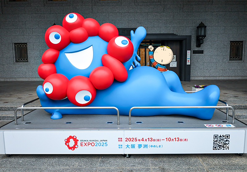 街中で見つけた大阪・関西万博。巨大ミャクミャクからラッピング車両