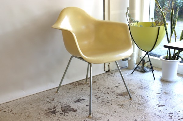 ハーマンミラー社製アームシェルチェア(パーチメントFRP) | イームズ