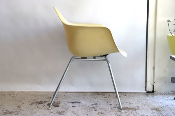 ハーマンミラー社製アームシェルチェア(パーチメントFRP) | イームズ