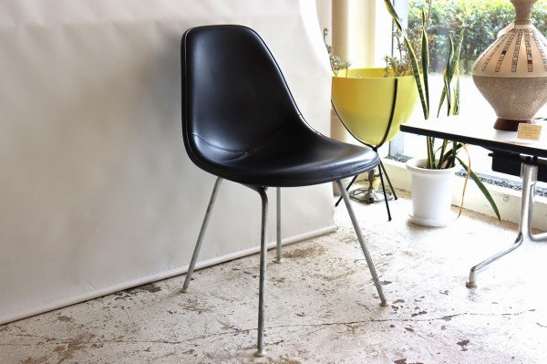 ハーマンミラー社製イームズ サイドシェルチェア ナウガブラック