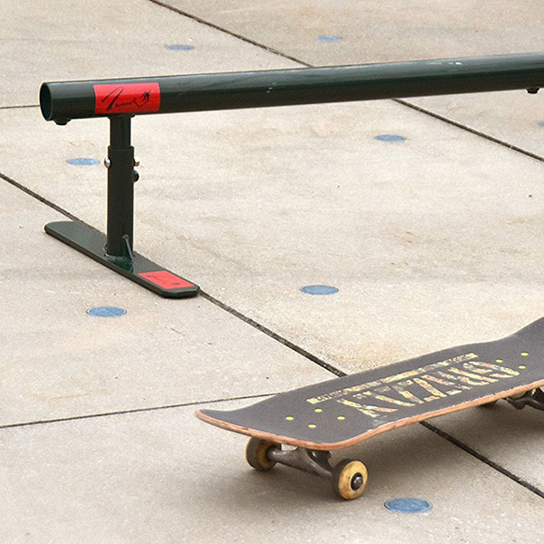 室内 鉄棒、体育体操マット、スケートボードセクション スケボーレール