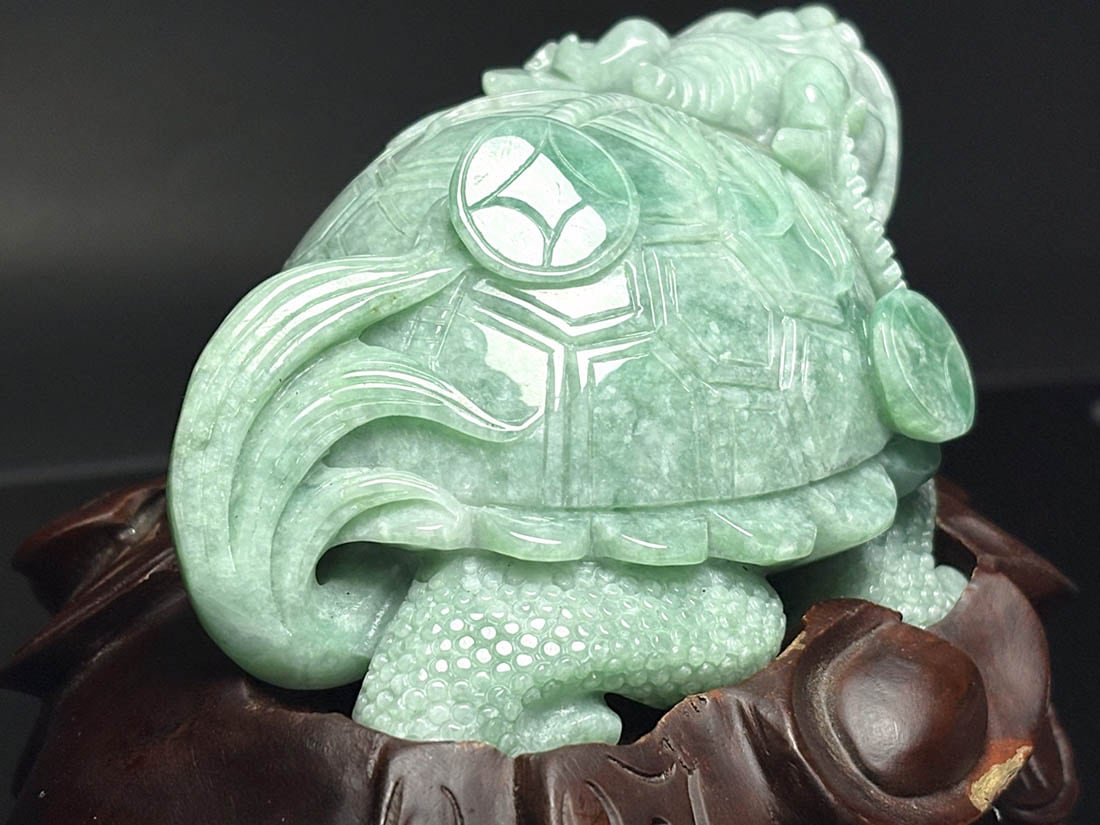 翡翠 龍亀(ロングイ) 彫刻 (木製台座付き)