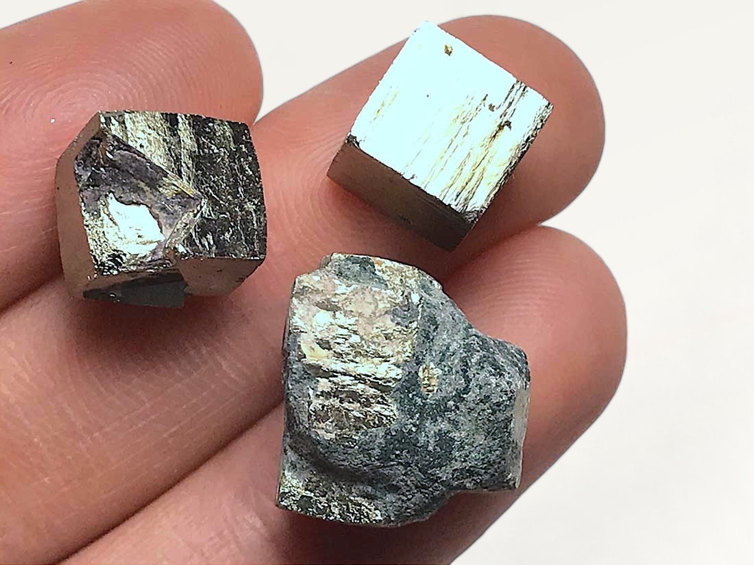 餅鉄 国産鉱物 高純度磁鉄鉱 リクエスト品 2930g 餅鉄 国産鉱物 高純度