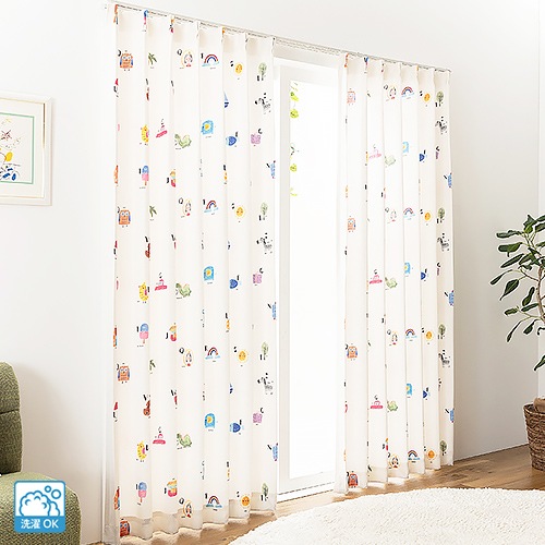 色んな英語名が書かれたドレープカーテン piccola piccolo「イロンナ